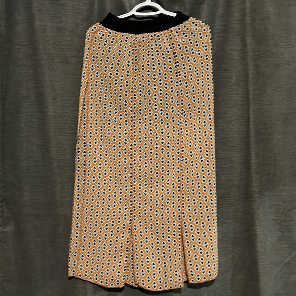 NWT. Printed flowy skirt